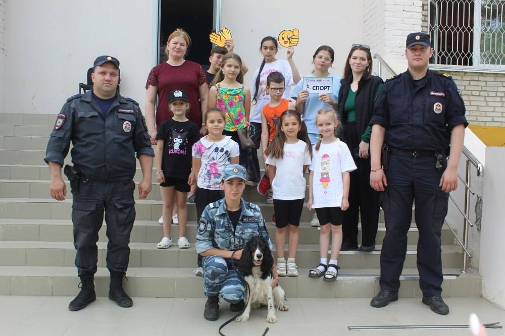 Полицейские УМВД России «Серпуховское» провели акцию «Ура, каникулы!»  для юных жителей посёлка дома отдыха «Авангард»