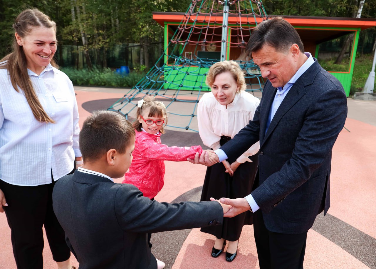  Андрей Воробьёв посетил инклюзивную школу-интернат «Абсолют» в Серпухове