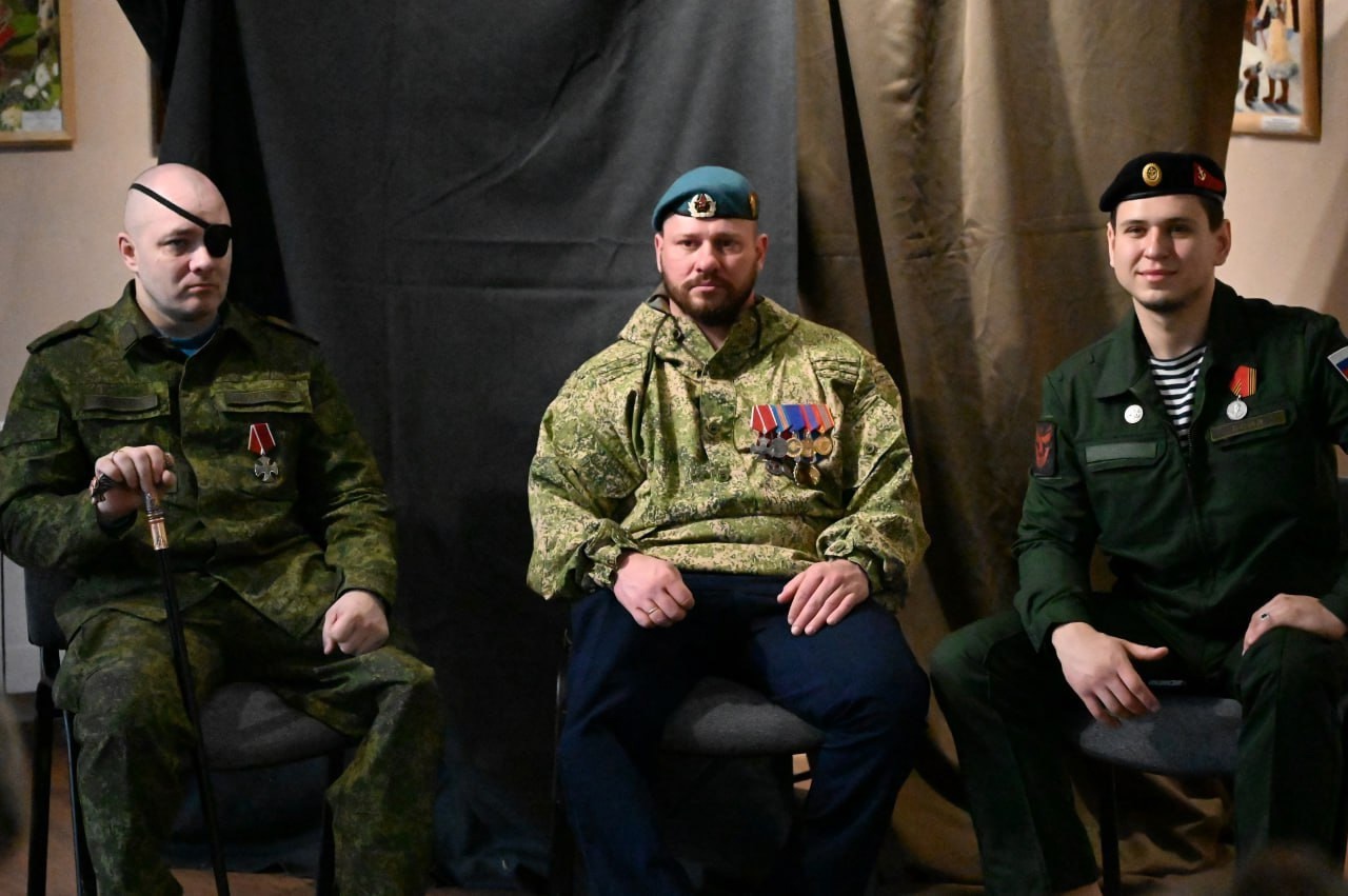 В Серпухове на выставке «Родина в сердце героя» написали портреты участников СВО