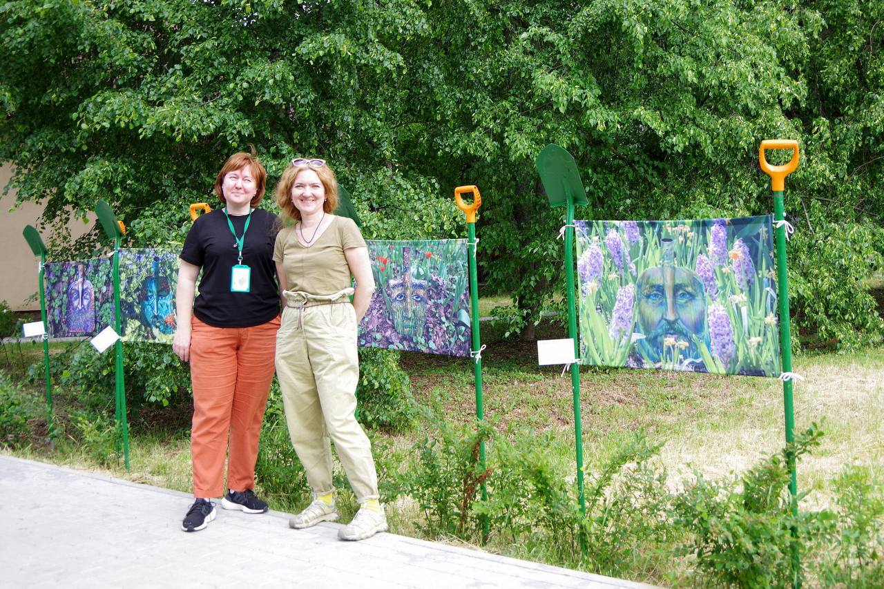 На площади Центральной усадьбы  Приокско-террасного государственного заповедника в городском округе Серпухов открылась оригинальная выставка-инсталляция художника и писателя Екатерины Поповой-Гамаюн «100 портретов. Творцы на лопатах»