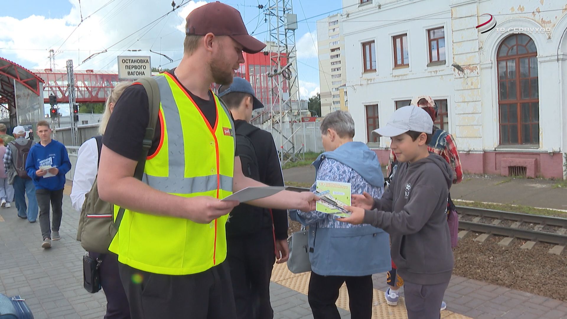 В Серпухове во время очередного рейда напомнили: железная дорога – зона особой опасности