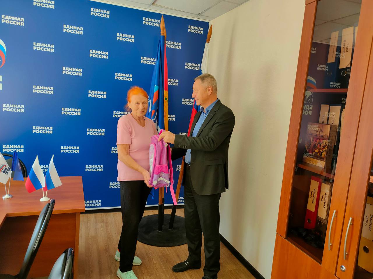 В Общественной приемной местного отделения партии «Единая Россия» Городского округа Серпухов вручили школьный рюкзак для первоклассницы в рамках акции «Доброе дело»