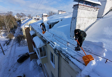 В Серпухове продолжается плановая работа по очистке крыш от сосулек и наледи и вывозу снега