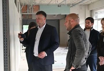 Глава муниципалитета Алексей Шимко вместе с городским прокурором Виталием Хрипуновым оценили масштаб работ и темпы строительства школы №10