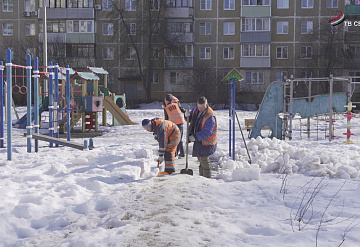 В Серпухове расчищают тротуар от снега и наледи