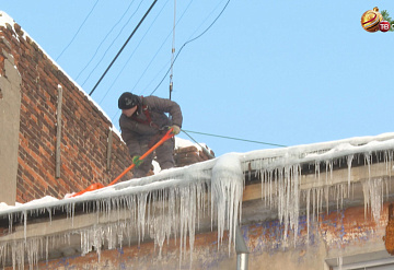 В округе идет очистка от снежных шапок и сосулек на крышах домов