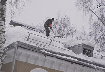 В Серпухове идет очистка кровель от снега