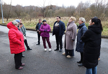 В Пущино по просьбе жителей установили скамейки на улице Парковой