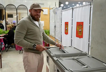 На выборах в Серпухове проголосовал депутат Алексей Батогов
