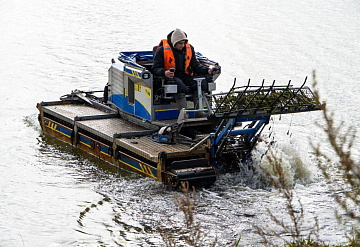 На озере Долгое в Серпухове завершается санитарная очистка в рамках программы «100 прудов и озёр»