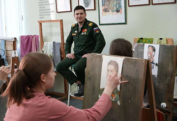 Юные художники Серпухова нарисовали портрет участника СВО