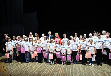 Автора гимна Серпухова поздравили с Международным женским днём