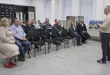 Депутат Госдумы Александр Коган посетил серпуховское предприятие «Витра»