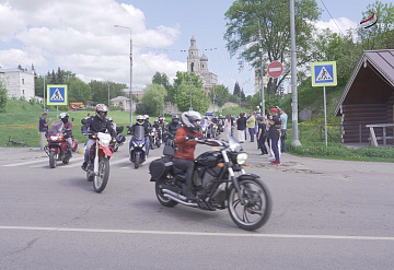 Под рев моторов и звуки гимна серпуховские мотоциклисты открыли мотосезон памятной акцией